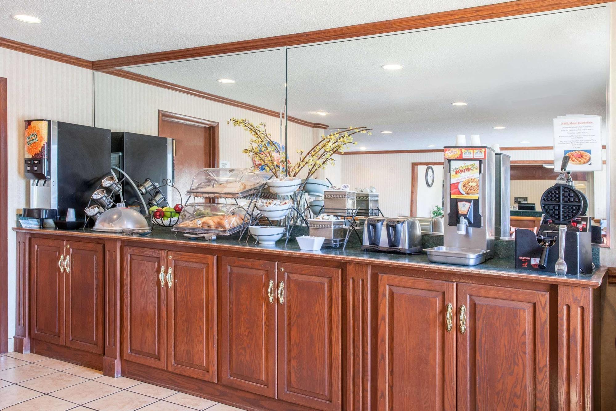 Baymont By Wyndham Detroit/Roseville Zewnętrze zdjęcie